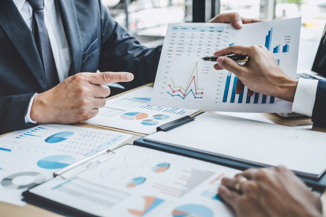 会議をする2人の男性